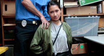 Shoplyfter Hırsızlık Yaptığını Kabul Eden Jade Sikilmeyede Hevesli Çıkıyor Türkçe Altyazılı Porno