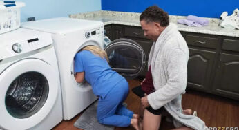 Hemşire Danielle hastanede koca sike sakso çekip suratına boşalttırıyor